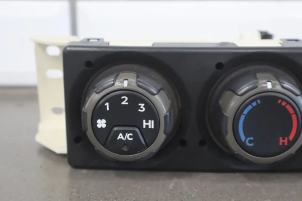 57_8e06d702-e4a6-4fc0-b34b-e3ff722ad57a 2004-2006 Pontiac GTO- Climate Control