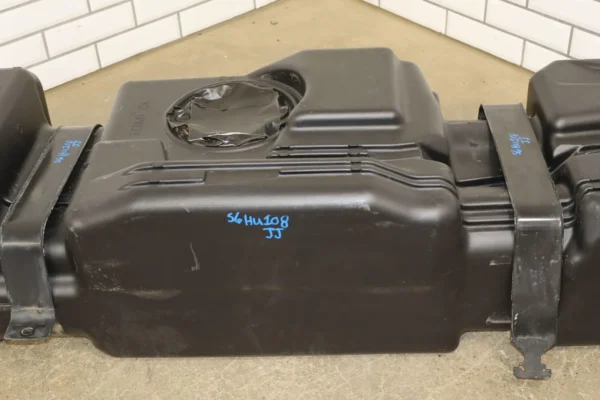 57_957cf782-2930-4679-9e26-111429175264 04-08 Hummer H2 OEM 32 Gallon Gasoline Fuel Tank (No Pump)