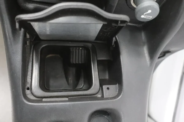 57_c6b00474-99f5-4fa0-8474-5f63393ce363 1997-2002 Pontiac Firebird- Centre Console, W/ Lid Automatic Transmission