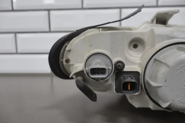 2004-2006 Pontiac GTO Left Headlamp 92155599