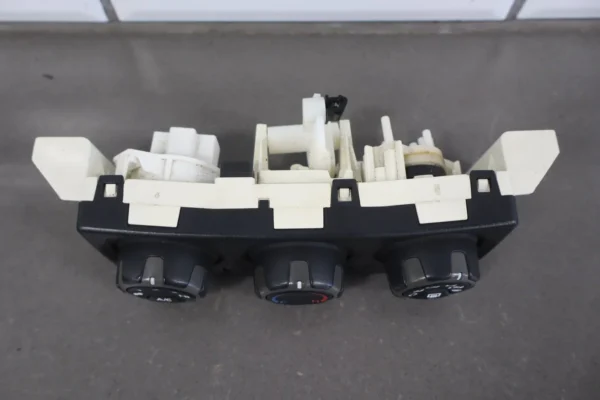 57_e7d728f6-0742-44be-b27c-beb44d6887a6 2004-2006 Pontiac GTO- Climate Control